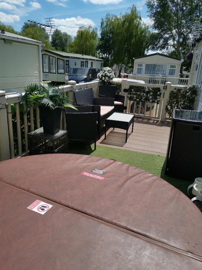 3 Bedroom Caravan With Hot Tub Tattershall Lakes Ngoại thất bức ảnh