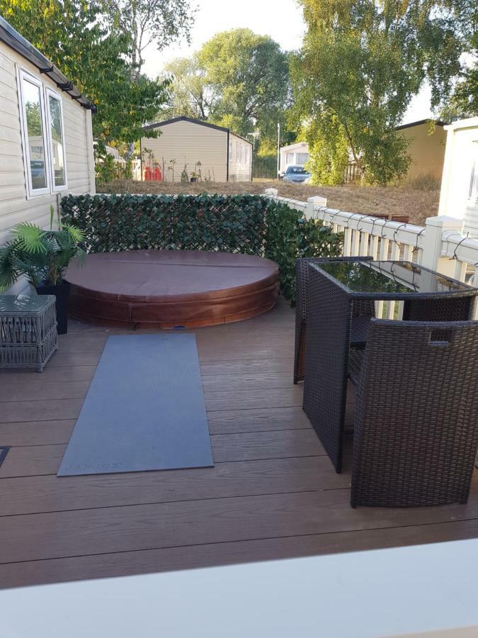 3 Bedroom Caravan With Hot Tub Tattershall Lakes Ngoại thất bức ảnh